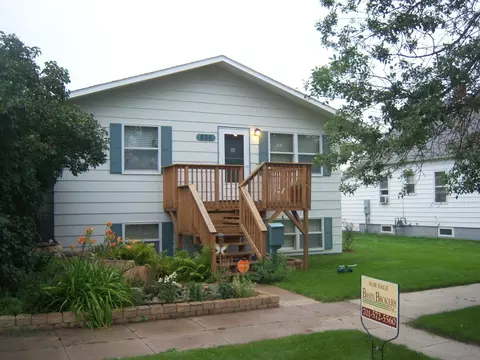 806 7th Ave W, Williston, ND 58801 photo 1