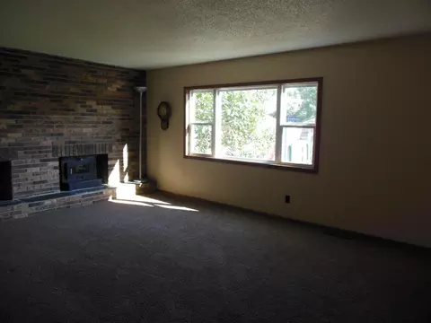 316 18th St E, Williston, ND 58801 photo 2