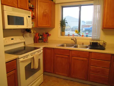 1817 31st St W, Williston, ND 58801 photo 2