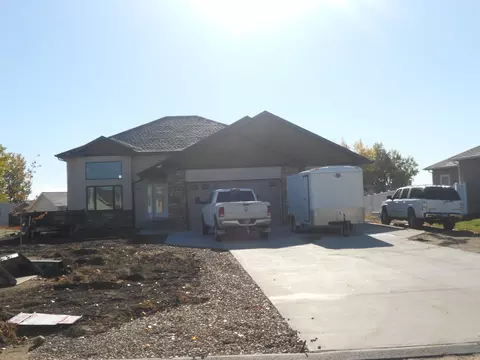 1618 Creekside Dr W, Williston, ND 58801 photo 1