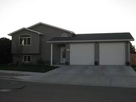 2217 12 Th Ave W, Williston, ND 58801 photo 1