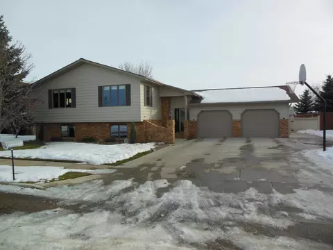 2302 15th Ave W, Williston, ND 58801 photo 1
