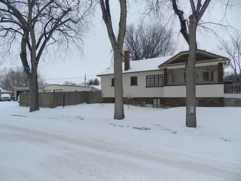701 3rd Ave E, Williston, ND 58801 photo 1