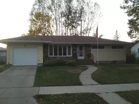1313 4th Ave E, Williston, ND 58801 photo 2