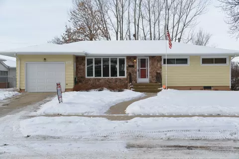 1313 4th Ave E, Williston, ND 58801 photo 1