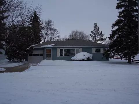 902 17th Ave W, Williston, ND 58801 photo 1