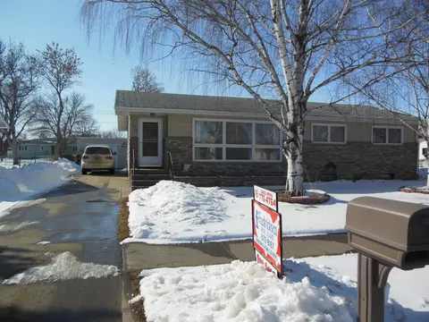 1607 4th Ave W, Williston, ND 58801 photo 1