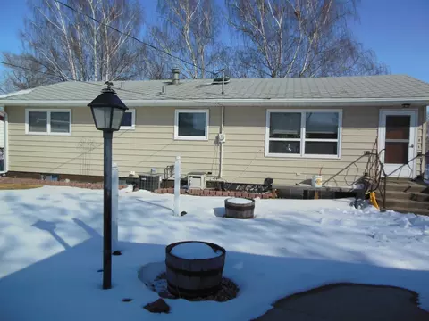 1607 4th Ave W, Williston, ND 58801 photo 2