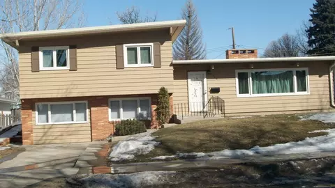 1504 Fourth Ave E, Williston, ND 58801 photo 1