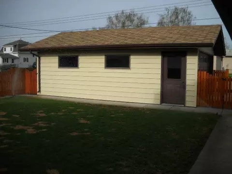 2413 7th Ave E, Williston, ND 58801 photo 3