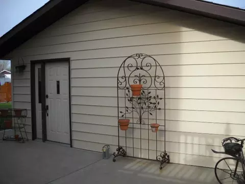 2413 7th Ave E, Williston, ND 58801 photo 2