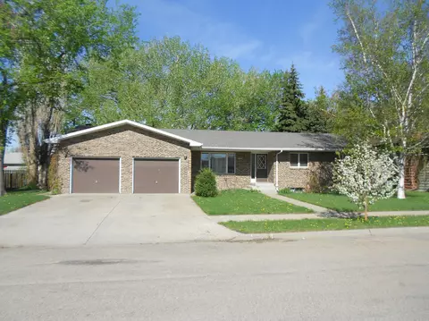 2013 4th Ave E, Williston, ND 58801 photo 1