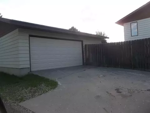 1908 Crest St, Williston, ND 58801 photo 2