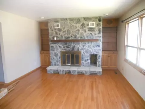 218 14th St E, Williston, ND 58801 photo 3