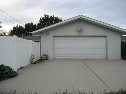 218 14th St E, Williston, ND 58801 photo 2