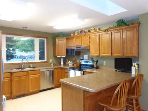 906 17th Ave W, Williston, ND 58801 photo 2