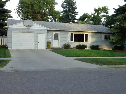 906 17th Ave W, Williston, ND 58801 photo 1