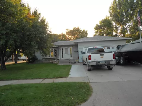 401 15th Ave W, Williston, ND 58801 photo 1