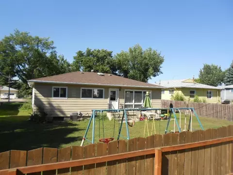 1006 15th Ave W, Williston, ND 58801 photo 2