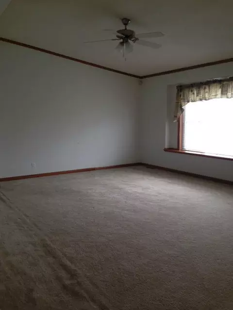 1805 36th St W, Williston, ND 58801 photo 3
