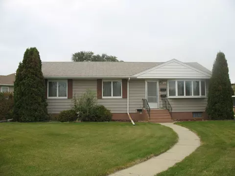 502 12th St W, Williston, ND 58801 photo 1