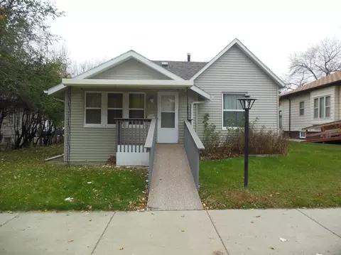 615 3rd Ave E, Williston, ND 58801 photo 1