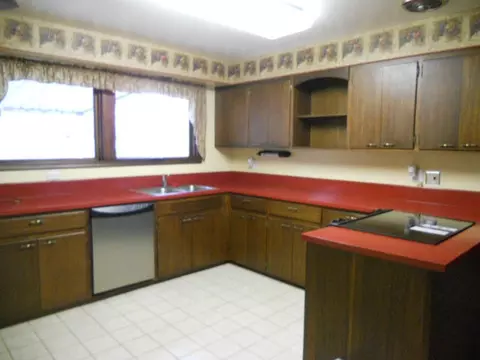 210 Rose Ln, Williston, ND 58801 photo 2