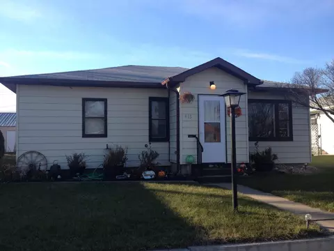 913 8th Ave W, Williston, ND 58801 photo 1