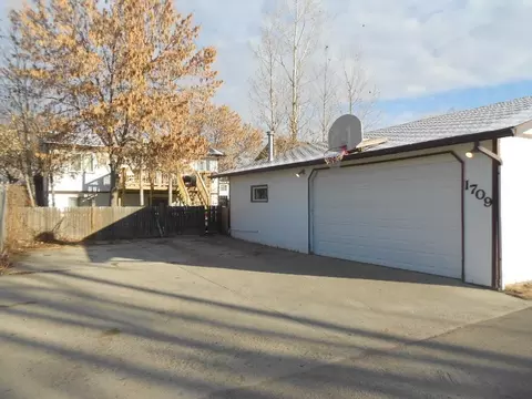 1709 28th St W, Williston, ND 58801 photo 2