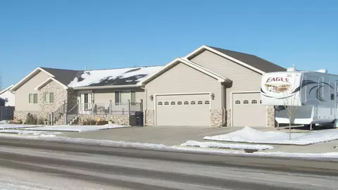 1706 Sand Crk, Williston, ND 58801 photo 3