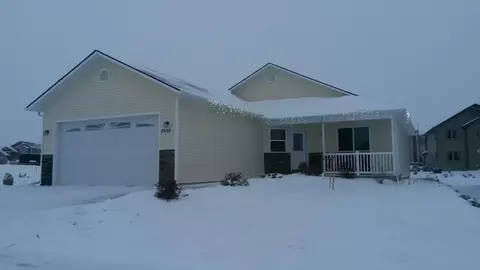 2002 Timbers St, Williston, ND 58801 photo 2