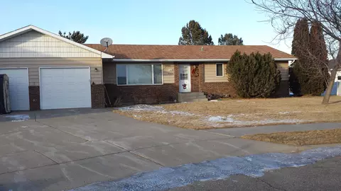 2334 18th Cir W, Williston, ND 58801 photo 2