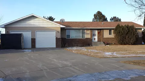 2334 18th Cir W, Williston, ND 58801 photo 3