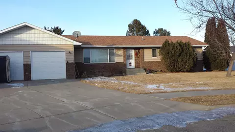 2334 18th Cir W, Williston, ND 58801 photo 1
