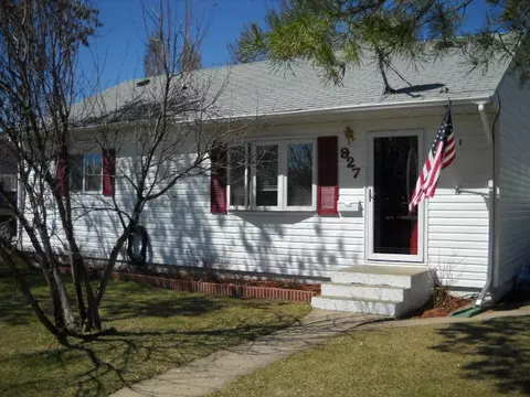 927 13th Ave W, Williston, ND 58801 photo 1