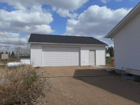 6881 2nd Cir E, Williston, ND 58801 photo 21
