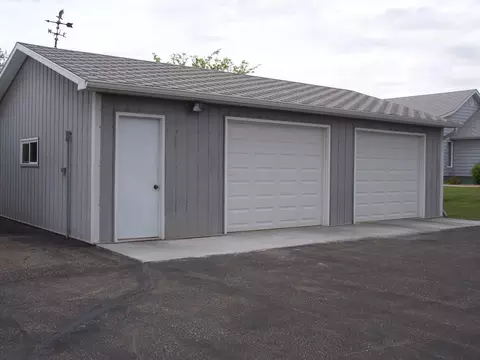 1205 20th Ave E, Williston, ND 58801 photo 2