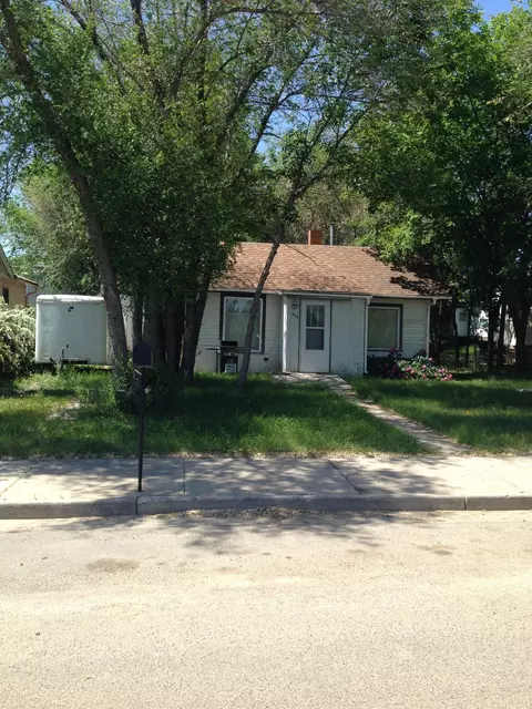 911 6th Ave E, Williston, ND 58801 photo 1