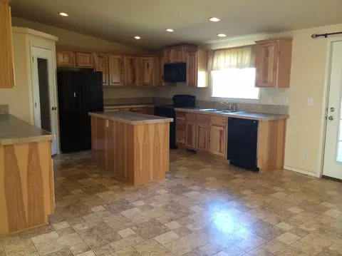 5704 Freedom Ln, Williston, ND 58801 photo 6