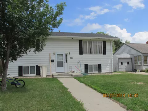 916 University Ave, Williston, ND 58801 photo 2