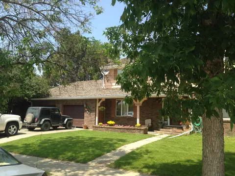 305 22nd St E, Williston, ND 58801 photo 2