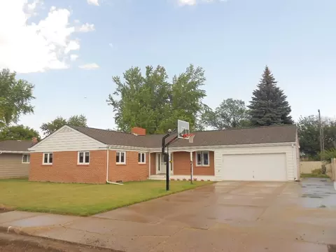 1518 5th Ave W, Williston, ND 58801 photo 1