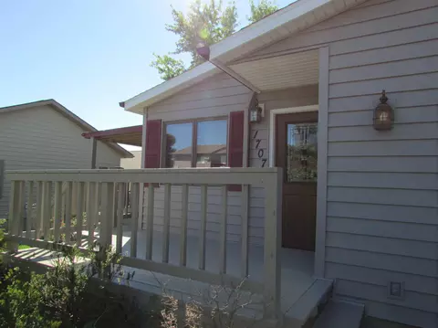 1707 30th St W, Williston, ND 58801 photo 3