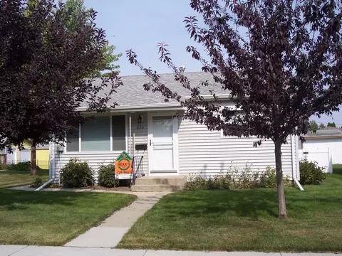 608 18th St W, Williston, ND 58801 photo 1