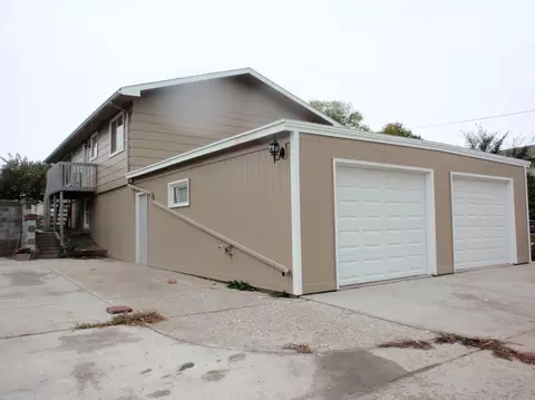 812 6th Ave E, Williston, ND 58801 photo 2