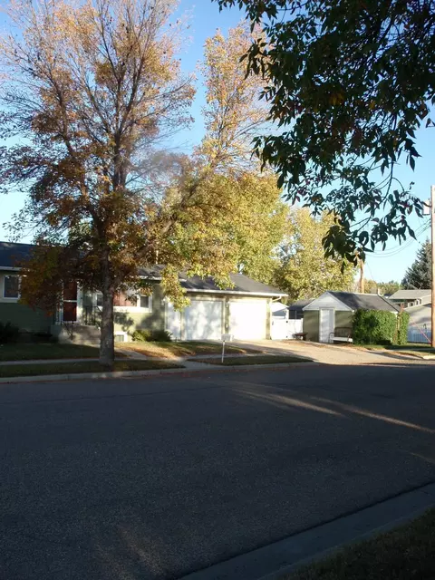 2403 8th Ave E, Williston, ND 58801 photo 2