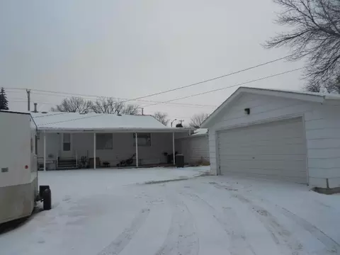 1604 6th Ave W, Williston, ND 58801 photo 2