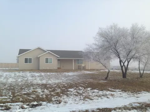 4826 Southview Ln, Williston, ND 58801 photo 2