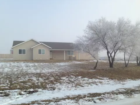 4826 Southview Ln, Williston, ND 58801 photo 1