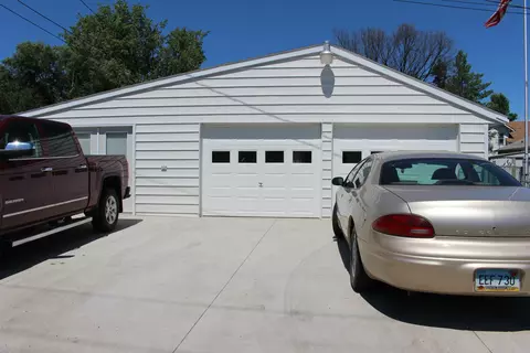 411 7th Ave W, Williston, ND 58801 photo 2